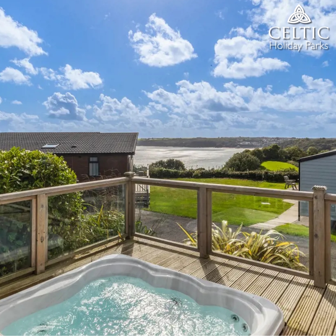Amroth Lodge 2 at Meadow House, Hot Tub and Sea View