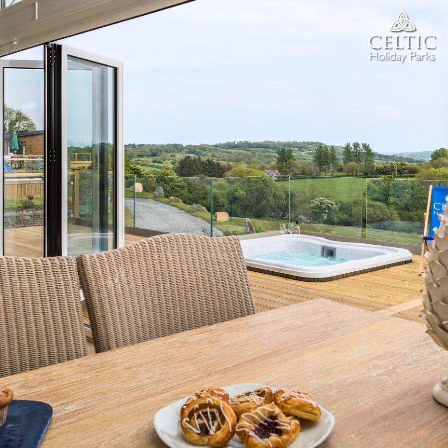 Last Minute Luxury Hampton Lodge 2 Hot Tub Holiday this October!